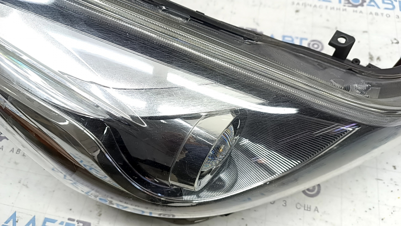 Фара передняя правая Toyota Prius V 15-17 рест LED, под полировку, сломано крепление