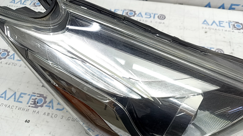 Фара передняя правая Toyota Prius V 15-17 рест LED, под полировку, сломано крепление