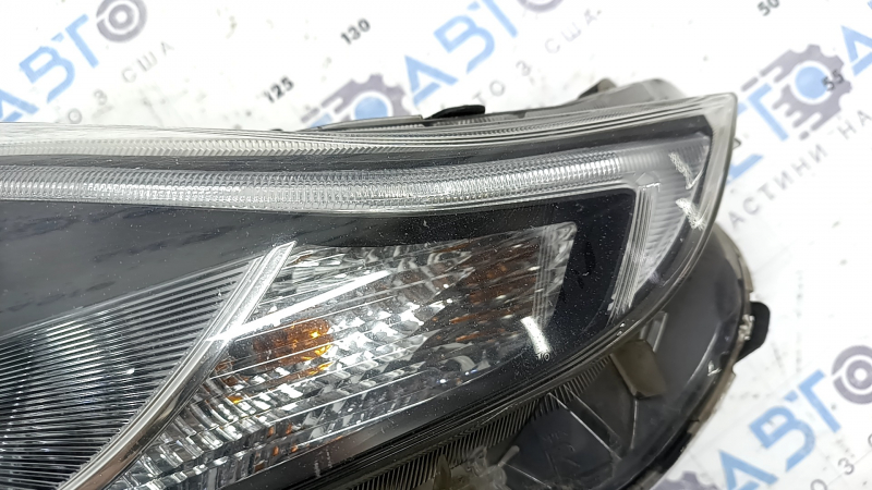 Фара передняя правая Toyota Prius V 15-17 рест LED, под полировку, сломано крепление