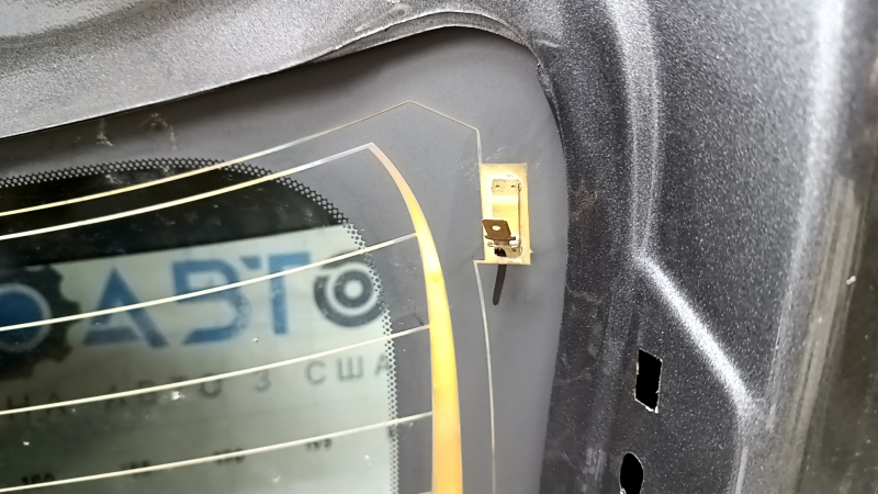 Дверь багажника голая со стеклом Nissan Murano z52 20-24 тонировка, графит KAD, с спойлером, накладками спойлера, стоп-сигналом, трапецией и поводком заднего дворника, царапины на стекле