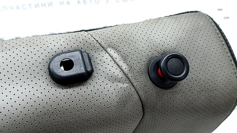 Spatele scaunelor din spate, al doilea rând, stânga, Subaru Forester 19-24 SK, piele neagră și gri, perforată, curățabilă chimic, șifonată
