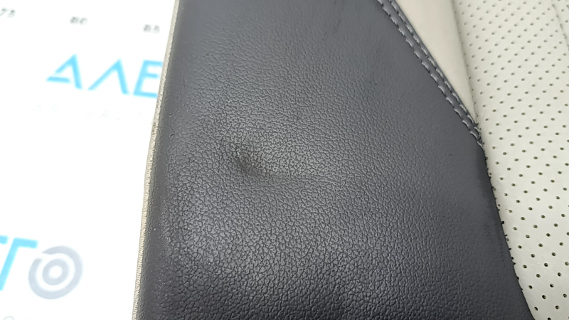 Spatele scaunelor din spate, al doilea rând, stânga, Subaru Forester 19-24 SK, piele neagră și gri, perforată, curățabilă chimic, șifonată