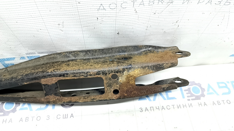 Brațul de control transversal stânga spate inferior al modelului Subaru Forester 19-24 SK este ruginit