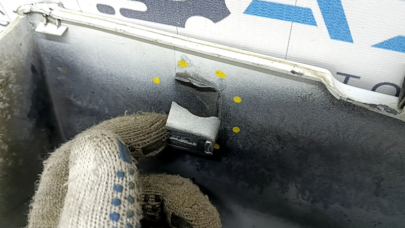 Prag stânga Ford Fusion mk5 13-20 alb, cu garnitură, elemente de fixare îndoite, zgârieturi, element de fixare și ghidaj rupte