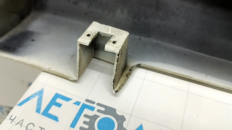 Prag stânga Ford Fusion mk5 13-20 alb, cu garnitură, elemente de fixare îndoite, zgârieturi, element de fixare și ghidaj rupte