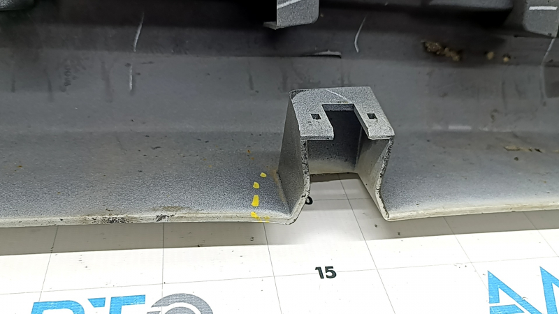 Prag stânga Ford Fusion mk5 13-20 alb, cu garnitură, elemente de fixare îndoite, zgârieturi, element de fixare și ghidaj rupte