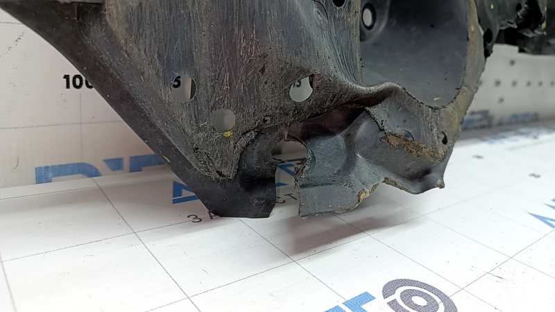 Защита переднего бампера Toyota Prius V 12-17 надрывы, затерта
