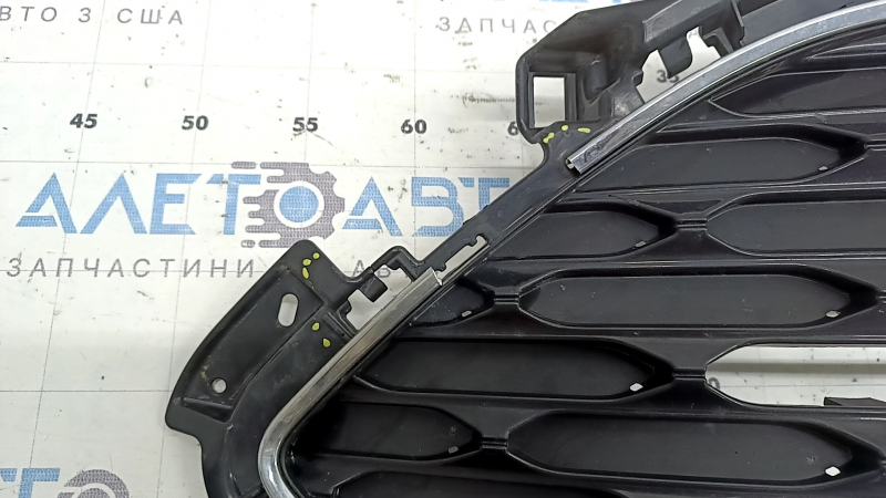 Grilă radiator Ford Escape MK4 20-22, neagră lucioasă, ramă cromată, fragment cromat lipsă, suport crăpat, suport rupt