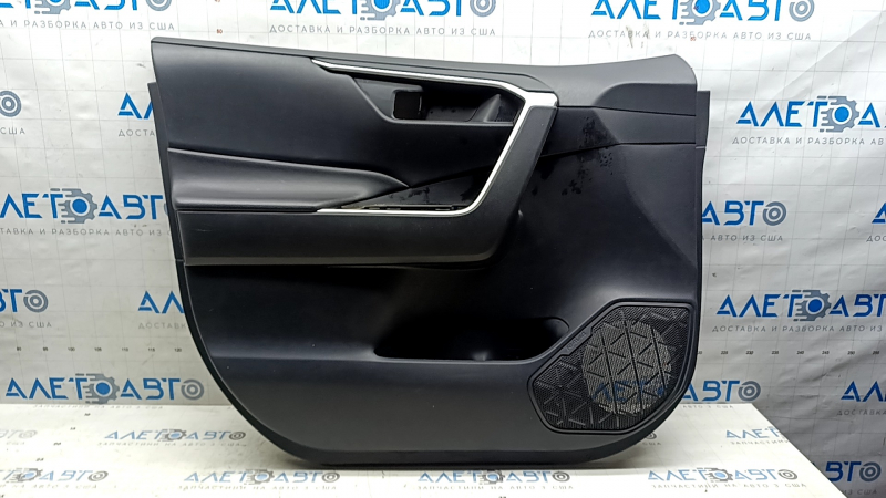 Обшивка двери карточка передняя левая Toyota Rav4 19-25 черная, подлокотник кожа черная, вставка пластик черный, хром молдинг, царапины