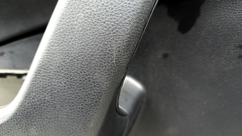 Обшивка двери карточка передняя левая Toyota Rav4 19-25 черная, подлокотник кожа черная, вставка пластик черный, хром молдинг, царапины