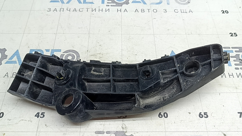 Крепление переднего бампера правое Toyota Rav4 19-25 сломаны защелки