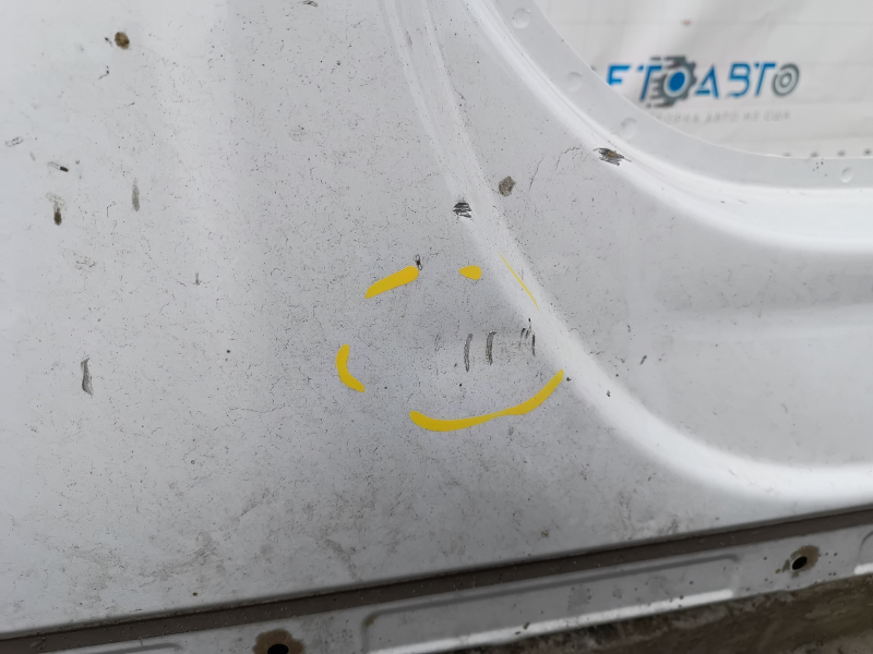 Stâlpul central dreapta al caroseriei la Volkswagen ID.4 21-23 este tăiat cu ferăstrăul, cu partea din spate