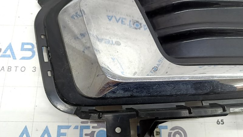 Решетка переднего бампера правая Ford Edge 23-24 без ПТФ, черный глянец с хром молдингом, сколы