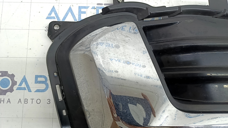 Решетка переднего бампера правая Ford Edge 23-24 без ПТФ, черный глянец с хром молдингом, сколы