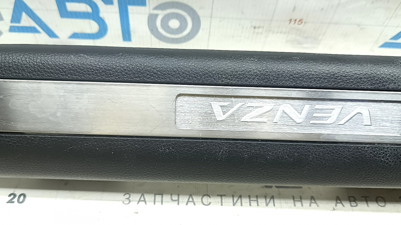 Накладка порога с подсветкой передняя левая Toyota Venza 21-24 черная, царапины