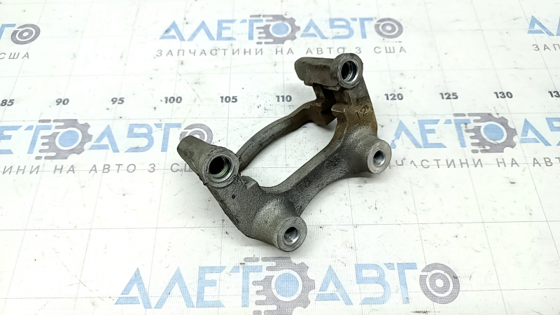 Скоба суппорта задняя правая Toyota Prius 50 16-22