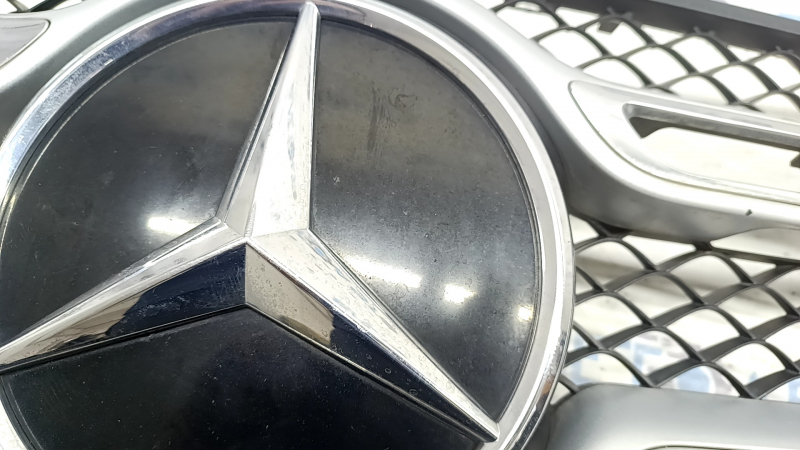 Решетка радиатора в сборе grill Mercedes W167 GLE 20-23 под радар и камеру, с эмблемой, сколы, потерта