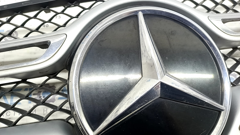 Решетка радиатора в сборе grill Mercedes W167 GLE 20-23 под радар и камеру, с эмблемой, сколы, потерта