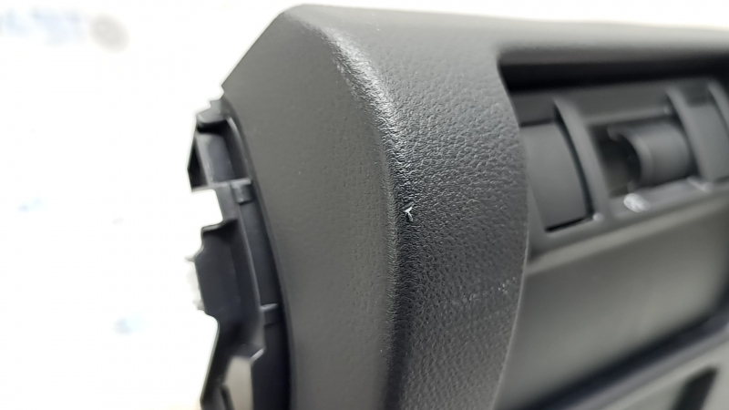 Накладка колени водителя Subaru Forester 25-26 черная, с накладками, царапины