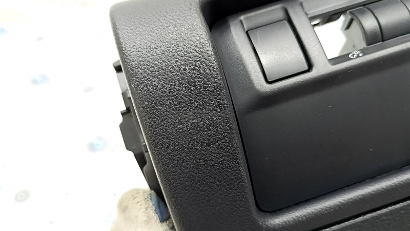 Накладка колени водителя Subaru Forester 25-26 черная, с накладками, царапины