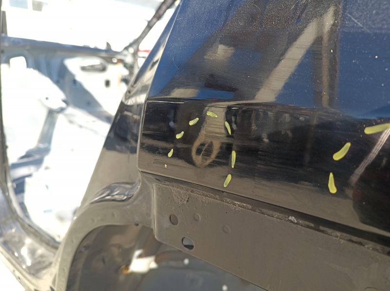 Aripă spate stânga Jeep Grand Cherokee WL 22-26 pe caroserie, neagră, cu proeminențe