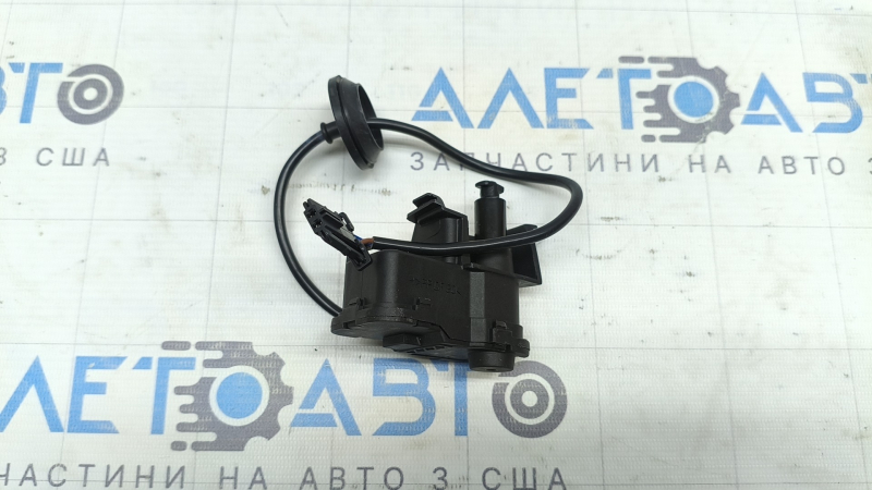 Замок лючка бензобака VW Golf 15-21