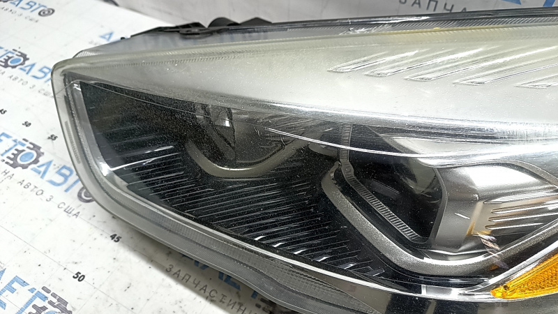Фара передняя левая в сборе Ford Escape MK3 17-19 рест ксенон+led светлая, под полировку, царапины, паутинка