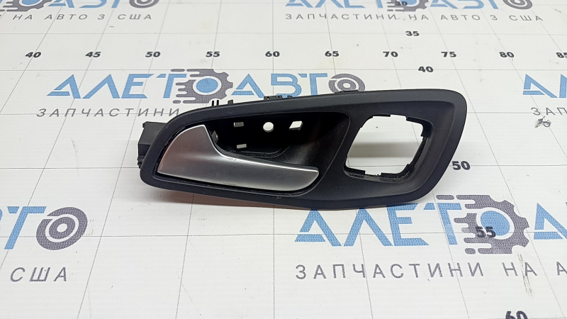 Ручка двери внутренняя передняя левая Ford Escape MK3 17-19 хром, под память, царапины