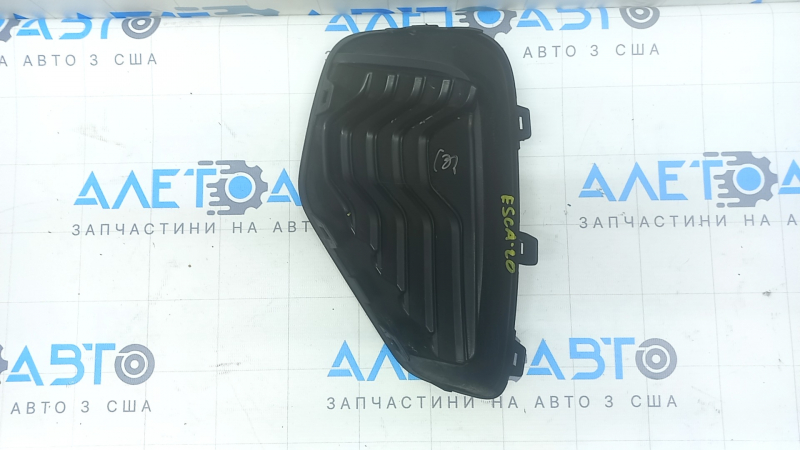 Mufă proiector ceață dreapta Ford Escape MK4 23-26 structură, zgârieturi, crăpătură în suport