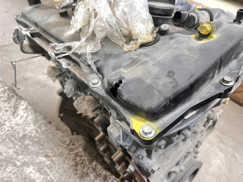 Двигатель Toyota Prius 50 16-18 2ZR-FXE 65к, раковины в цилиндре, пробита клапанная крышка