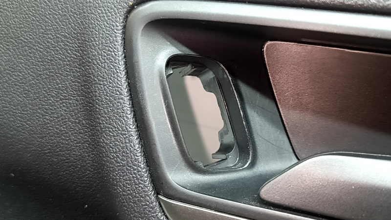 Обшивка двери карточка передняя правая Ford Escape MK4 23-26 черная, подлокотник кожа черная, вставка темно-серая, с черной ручкой, царапины, потертости