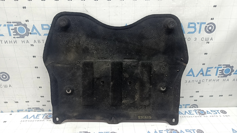 Apărătoarea spate a motorului la Ford Escape MK3 17-19 este uzată