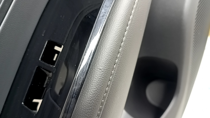 Обшивка двери карточка задняя левая Hyundai Tucson 25-26 черная, вставка ткань черная, подлокотник кожа черная, накладка стеклоподъемника глянец под подогрев сидений, царапины
