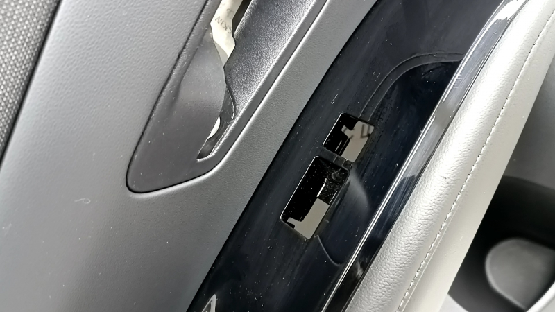 Обшивка двери карточка задняя левая Hyundai Tucson 25-26 черная, вставка ткань черная, подлокотник кожа черная, накладка стеклоподъемника глянец под подогрев сидений, царапины