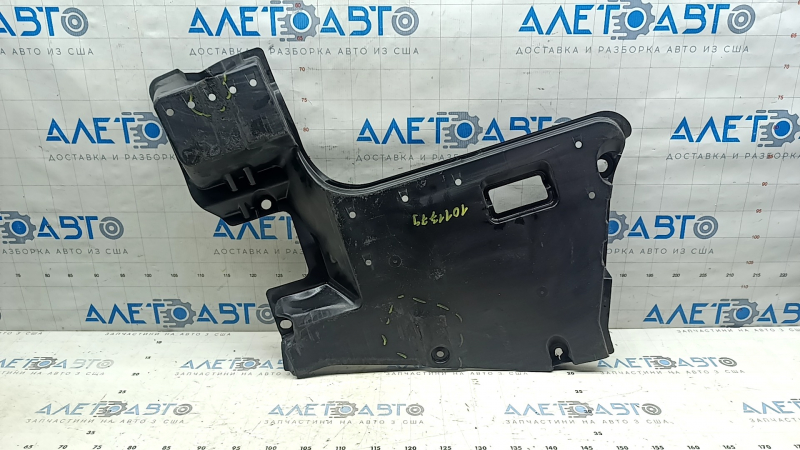 Protecția inferioară stânga spate a caroseriei la Toyota Camry v70 18-24 hybrid este îndoită