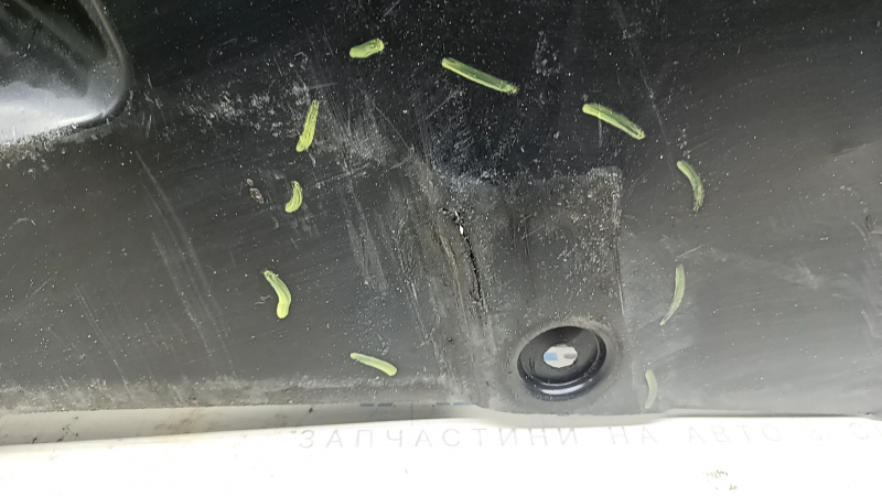Protecția inferioară stânga spate a caroseriei la Toyota Camry v70 18-24 hybrid este îndoită