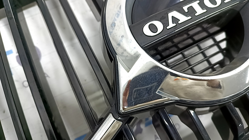 Grilă radiator cu insignă Volvo XC90 17-19, neagră, ramă cromată, sub cameră, ciobituri