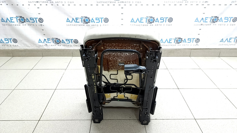 Заднее сиденье центральное 2 ряд Volvo XC90 16-25 кожа серая под 3 ряда, с ремнем и подлокотником, под химчистку, вмятины, ржавый каркас