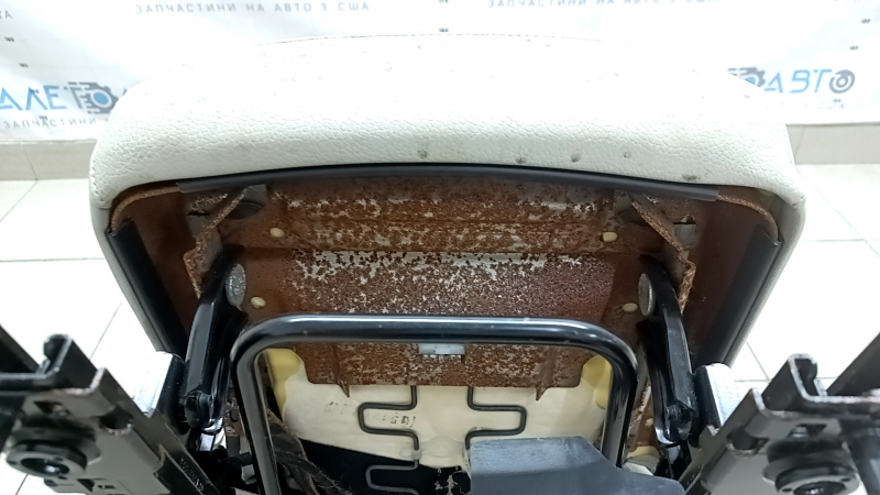 Заднее сиденье центральное 2 ряд Volvo XC90 16-25 кожа серая под 3 ряда, с ремнем и подлокотником, под химчистку, вмятины, ржавый каркас