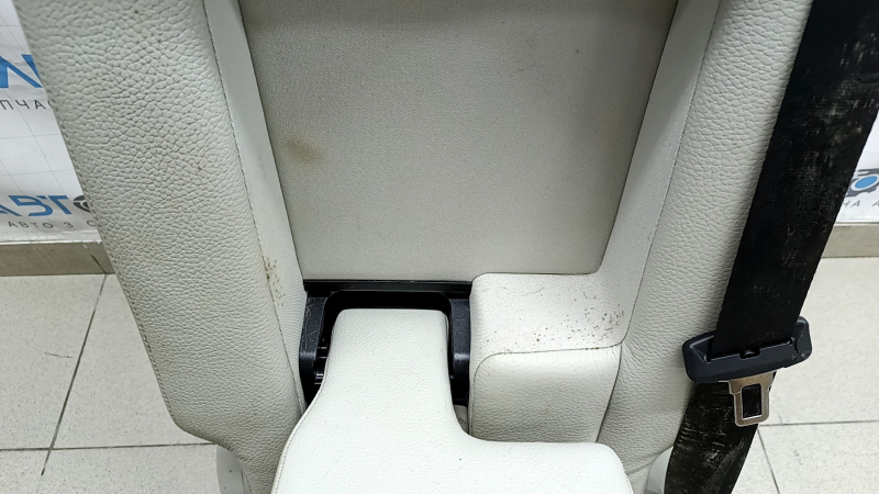 Заднее сиденье центральное 2 ряд Volvo XC90 16-25 кожа серая под 3 ряда, с ремнем и подлокотником, под химчистку, вмятины, ржавый каркас