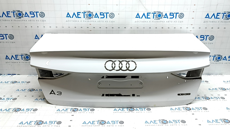 Крышка багажника Audi A3 22-26 белый LY9C, скол
