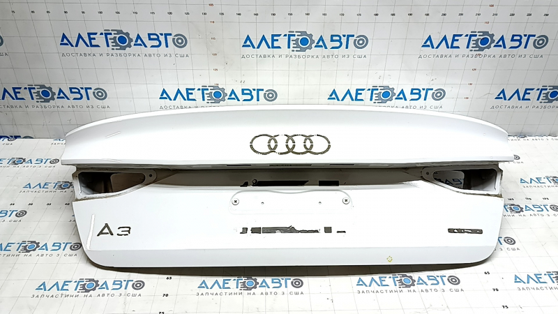 Крышка багажника Audi A3 22-26 белый LY9C, скол