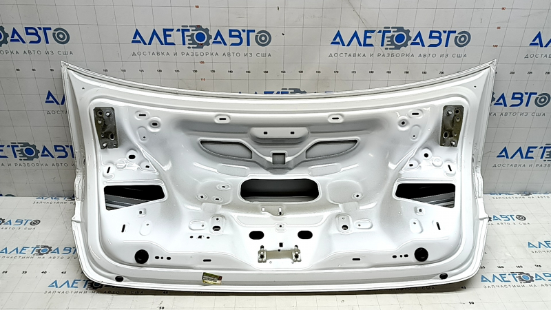 Крышка багажника Audi A3 22-26 белый LY9C, скол