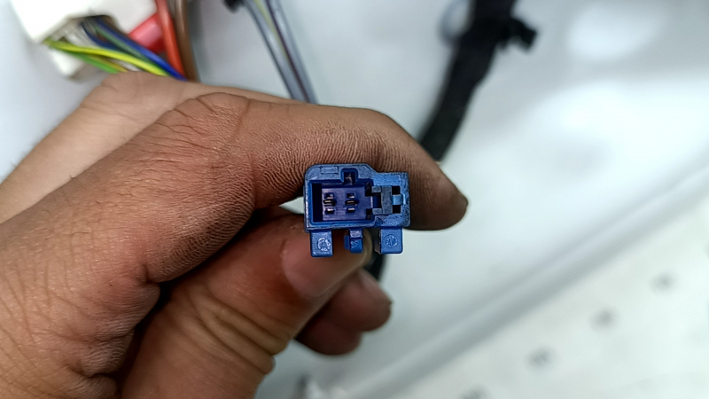 Ansamblu ușă față stânga Audi A3 22-26 alb LY9C pentru închidere fără cheie, ornament cromat, lovituri, zgârieturi pe ornament