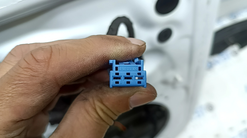 Ansamblu ușă față stânga Audi A3 22-26 alb LY9C pentru închidere fără cheie, ornament cromat, lovituri, zgârieturi pe ornament