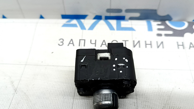 Comenzi oglindă Audi A3 22-26: cromul se exfoliază, elementele de fixare sunt rupte, există zgârieturi