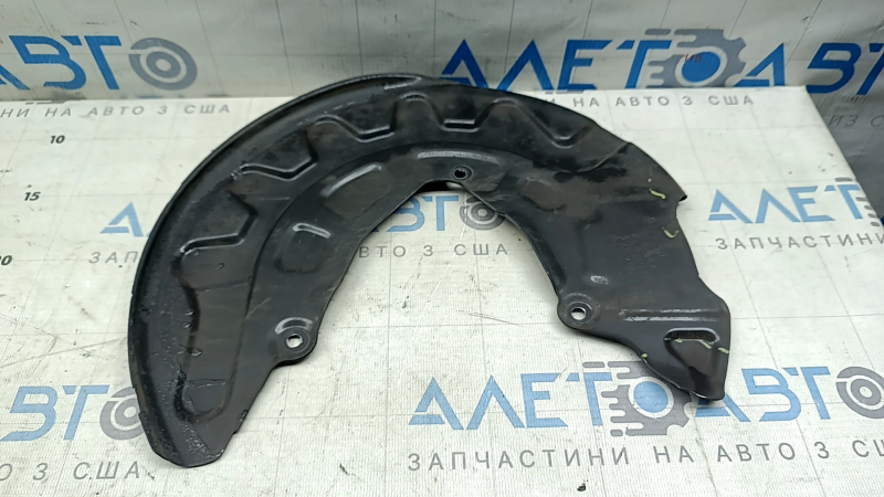 Capacul discului de frână stânga față al modelului Audi A3 22-26 este îndoit