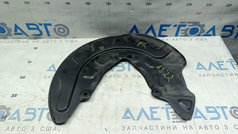 Capacul discului de frână față dreapta al modelului Audi A3 22-26 este îndoit