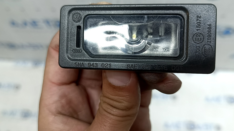 Lampă de înmatriculare pe portbagaj dreapta pentru Audi A3 22-26