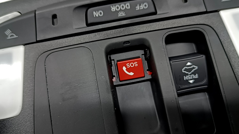 Плафон освещения передний Honda Accord 23-26 под люк, черный, с кнопкой SOS,0 отсутствует накладка кнопки SOS, царапина
